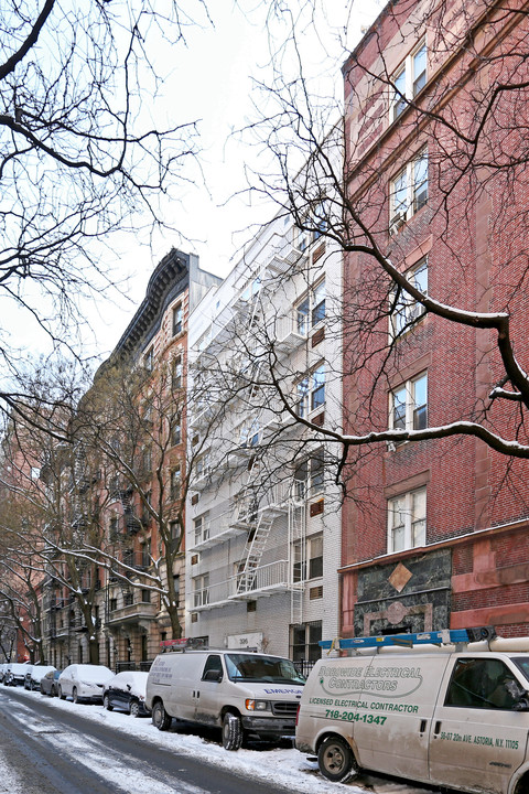 326 W 83rd St in New York, NY - Building Photo