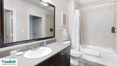 3501 Ross Ave, Unit 1084 in Dallas, TX - Foto de edificio - Building Photo