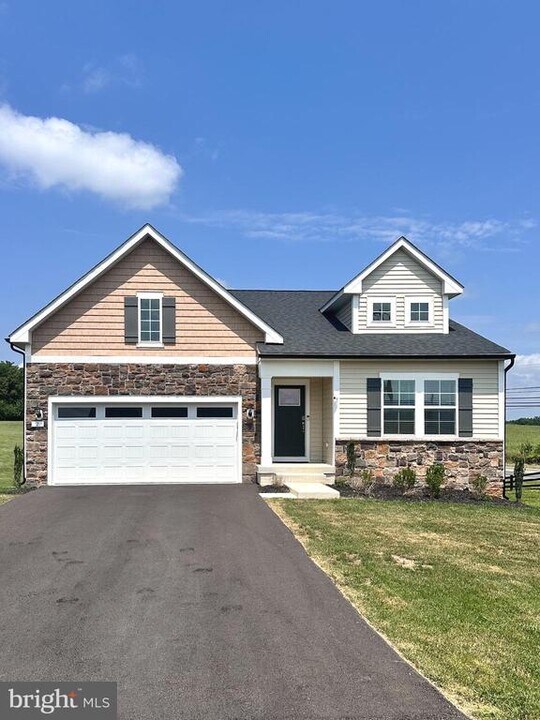 2 Edinburgh Ct in Charles Town, WV - Building Photo