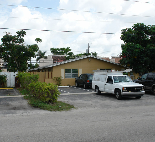 5731 NW 15th St in Fort Lauderdale, FL - Building Photo - Building Photo