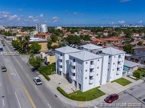 411 SW 37th Ave-Unit -Unit4B in Miami, FL - Building Photo - Building Photo