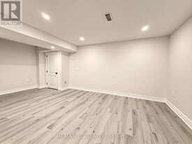 402 Handley Crescent in Newmarket, ON - Building Photo