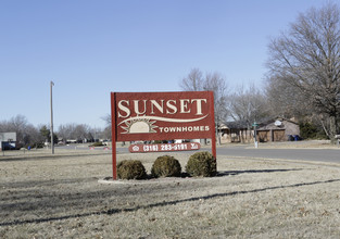 Sunset Townhomes in Newton, KS - Building Photo - Building Photo