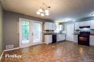 595 Sheppard Rd in Stone Mountain, GA - Foto de edificio - Building Photo