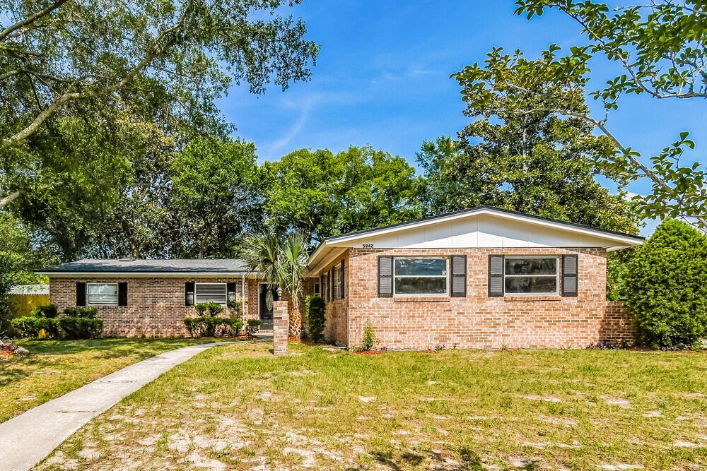 5942 Jaguar Dr W in Jacksonville, FL - Building Photo