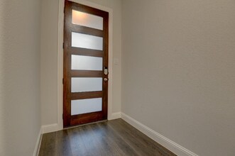 1913 Cathedral Dr in Farmers Branch, TX - Foto de edificio - Building Photo