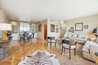 2701 Westheimer Rd in Houston, TX - Building Photo - Building Photo