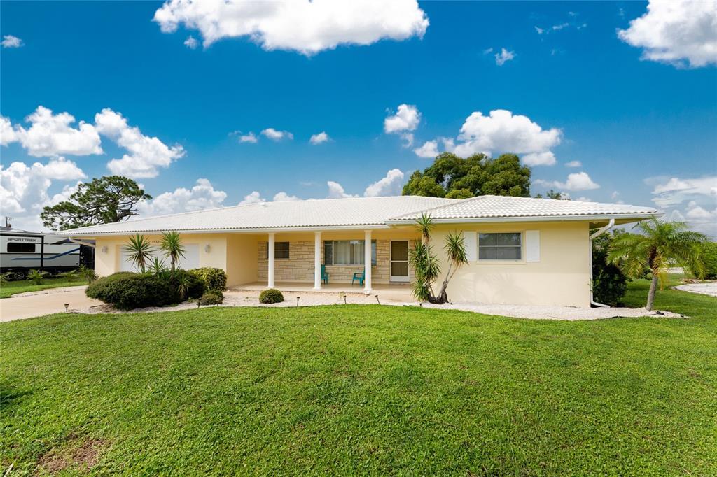 1933 Greenlawn Dr in Englewood, FL - Building Photo