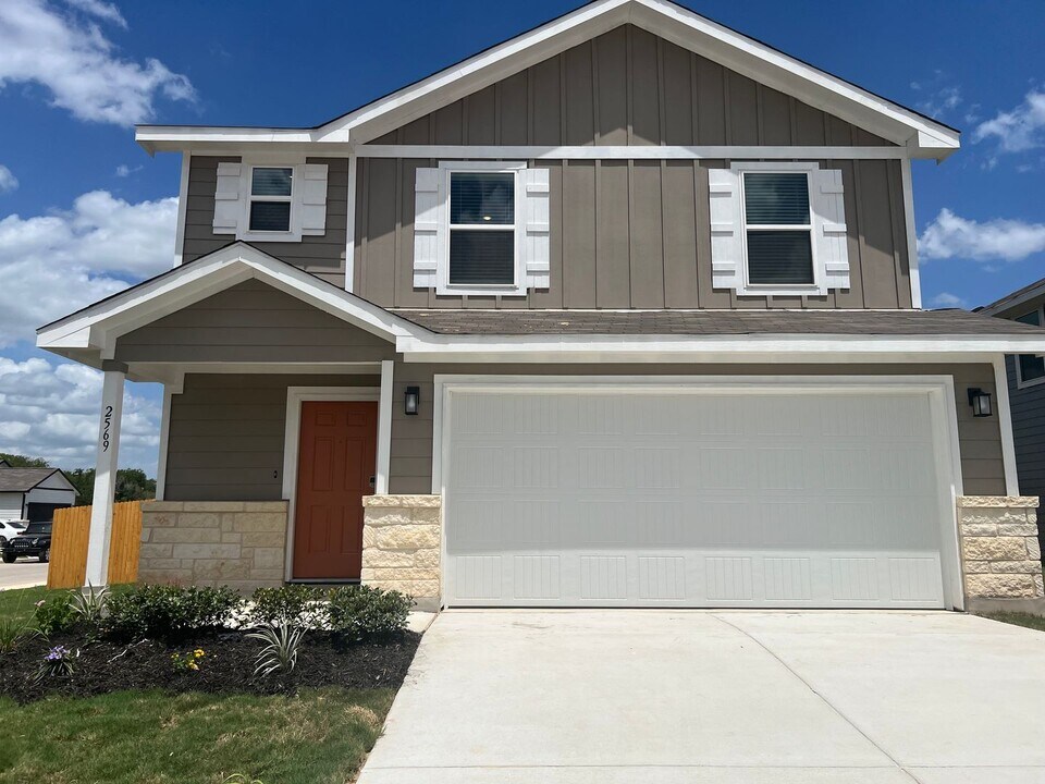 2569 Solon Ln in Seguin, TX - Building Photo