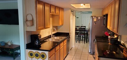 8718 Bay Ct in Cape Canaveral, FL - Foto de edificio - Building Photo