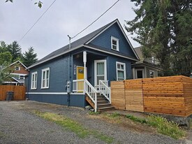 2428 NE Rodney Ave in Portland, OR - Building Photo