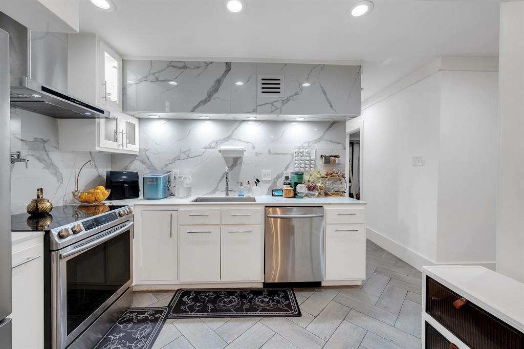3400 Timmons Ln in Houston, TX - Building Photo