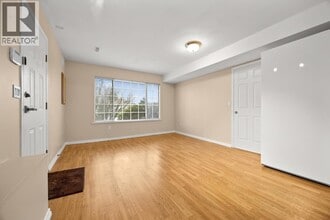 2637 Panorama Dr in Coquitlam, BC - Building Photo - Building Photo