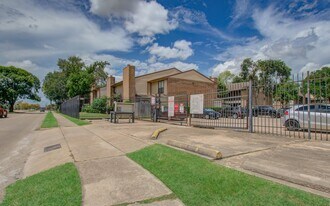 9000 Bissonnet St in Houston, TX - Building Photo