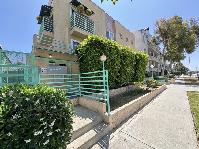 2620 S Barrington Ave, Unit 101
