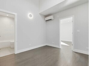 1924 W Grand Ave, Unit 2 in Chicago, IL - Building Photo - Building Photo