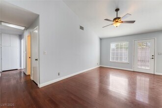 5761 Cloverleaf Cir in Las Vegas, NV - Building Photo - Building Photo