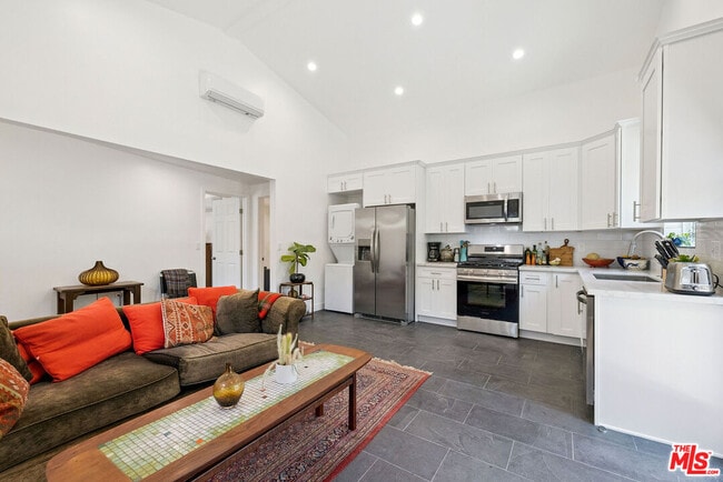11821 Juniette St in Los Angeles, CA - Building Photo - Building Photo