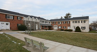 100 Dawson Ln in Jericho, NY - Foto de edificio - Building Photo