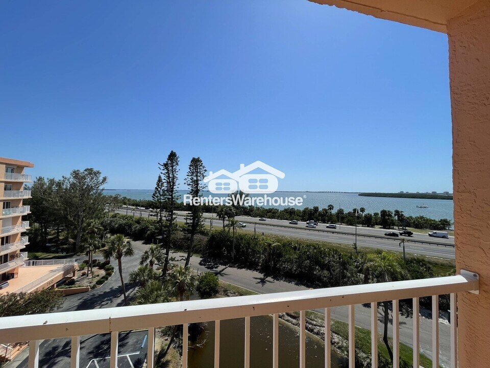 7430 Sunshine Skyway Ln S in St. Petersburg, FL - Building Photo