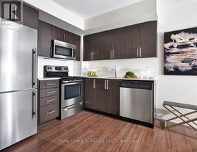 305 Roehampton Ave in Toronto, ON - Building Photo - Building Photo