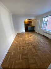 220 Pelham Rd in New Rochelle, NY - Building Photo - Building Photo
