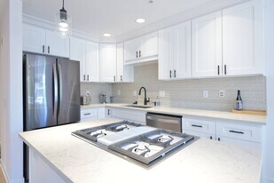 1008 6th Ave N, Unit 203 in Seattle, WA - Building Photo