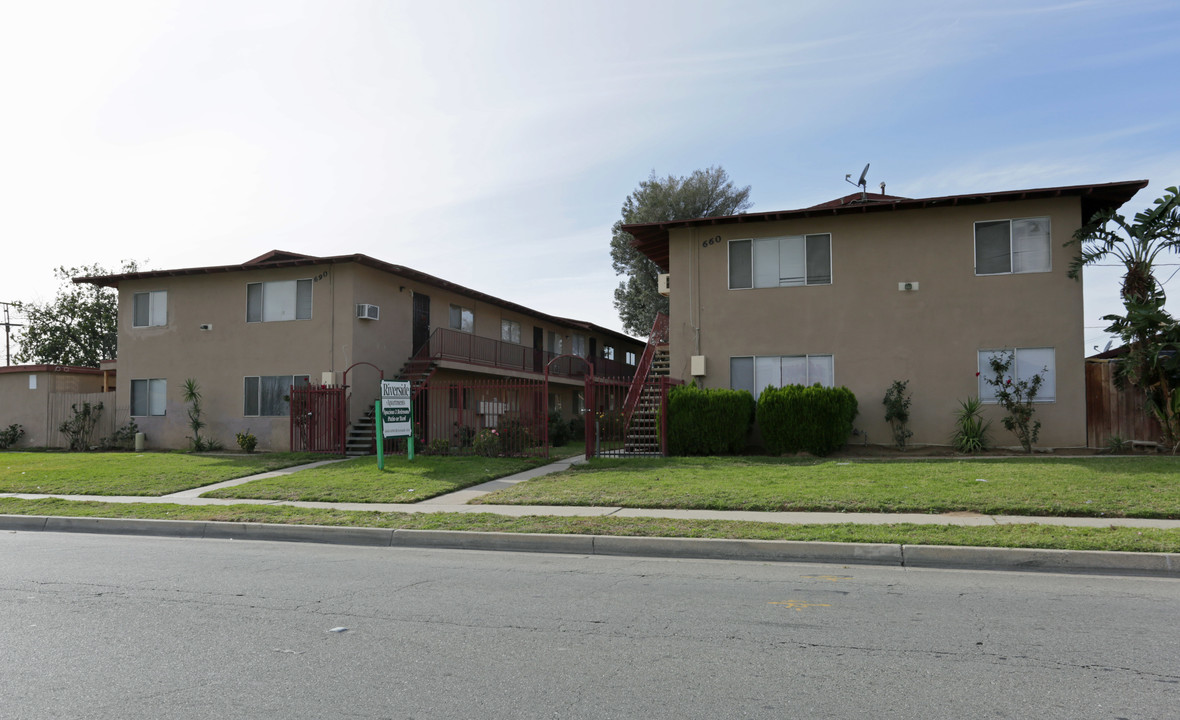 Riverside Ave in Rialto, CA - Foto de edificio