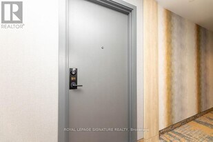 1010 Dundas St E in Whitby, ON - Building Photo