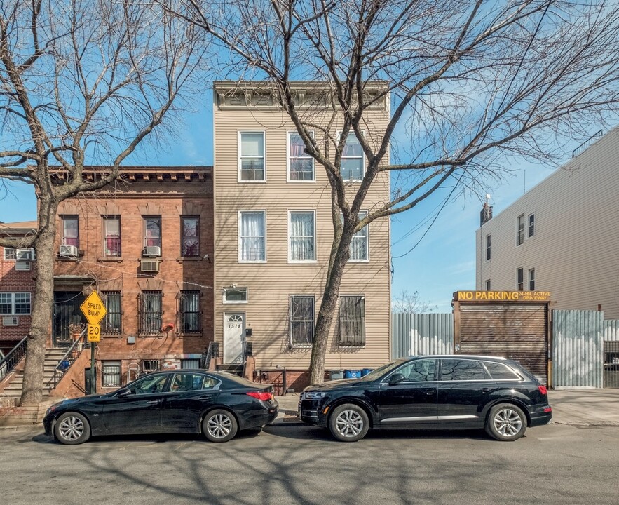 1318 Leland Ave in Bronx, NY - Building Photo