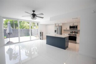 2714 NE 8th St in Hallandale Beach, FL - Building Photo