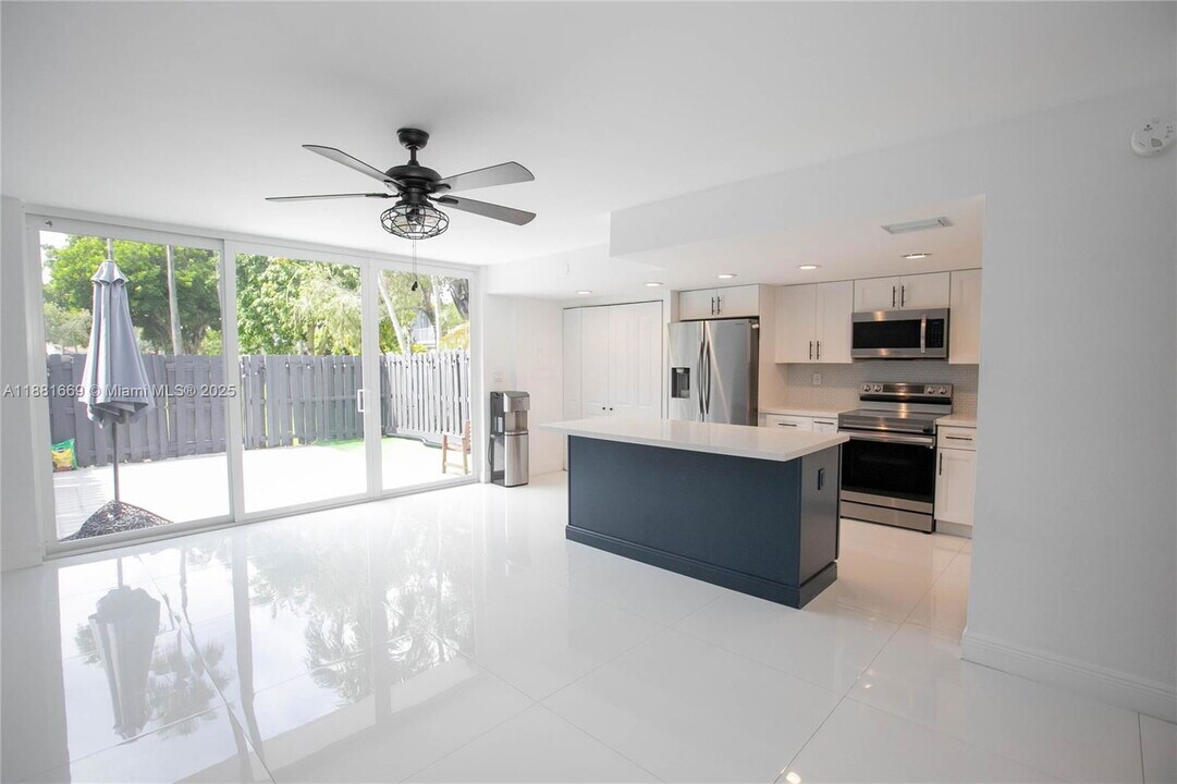 2714 NE 8th St in Hallandale Beach, FL - Building Photo