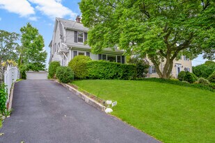 715 Old Post Rd in Mamaroneck, NY - Building Photo