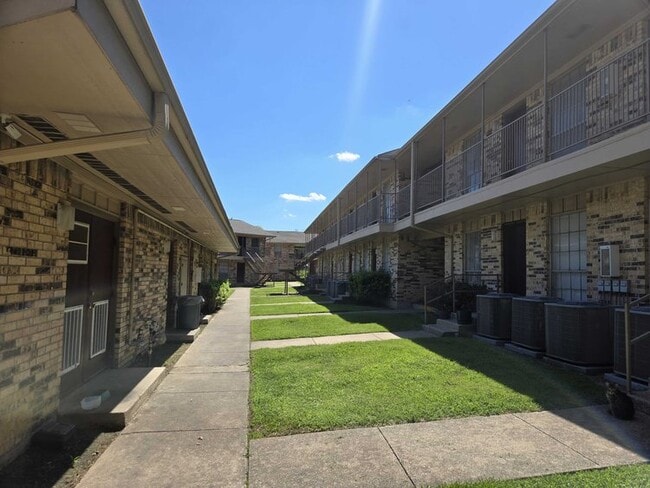 Kings Square in Dallas, TX - Building Photo - Building Photo