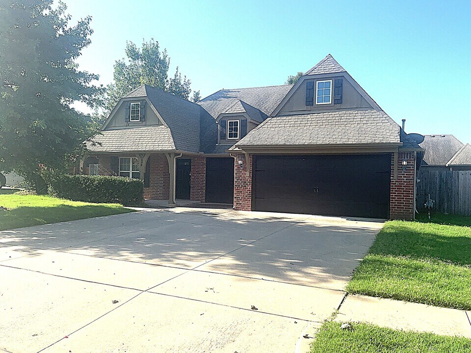 9028 E 137th St in Bixby, OK - Building Photo