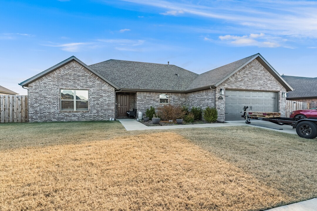 1810 Sunrise Cir in Centerton, AR - Foto de edificio