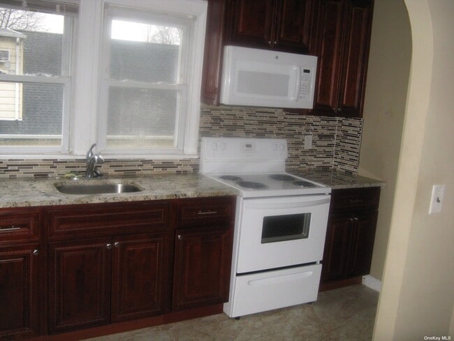 61 S 1st St-Unit -2 in Bethpage, NY - Building Photo - Building Photo