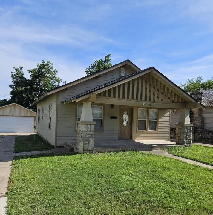 1125 E Moses St in Cushing, OK - Building Photo