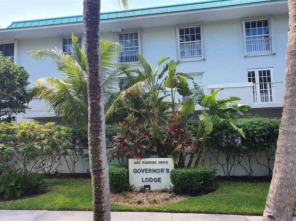 300 Sunrise Dr in Key Biscayne, FL - Foto de edificio