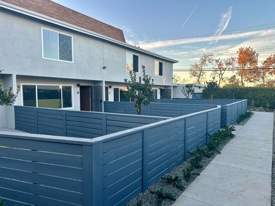 1030 Mission Apartments in Costa Mesa, CA - Building Photo