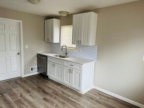 27393 Palmer Blvd in Madison Heights, MI - Building Photo - Building Photo