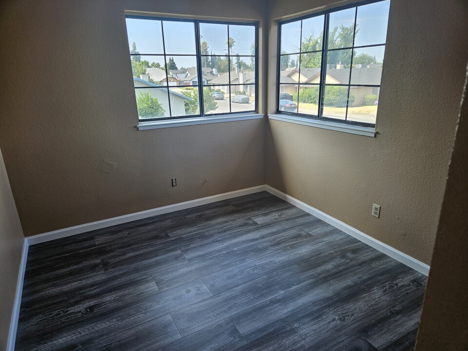 401 Ravenwood Way, Unit 401 Coventry in Lodi, CA - Building Photo