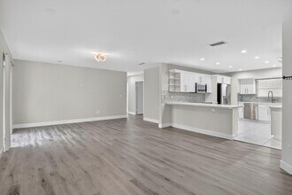 731 NE 8th Ave in Boynton Beach, FL - Building Photo - Building Photo