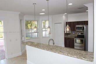 947 Nandina Dr in Weston, FL - Building Photo - Building Photo