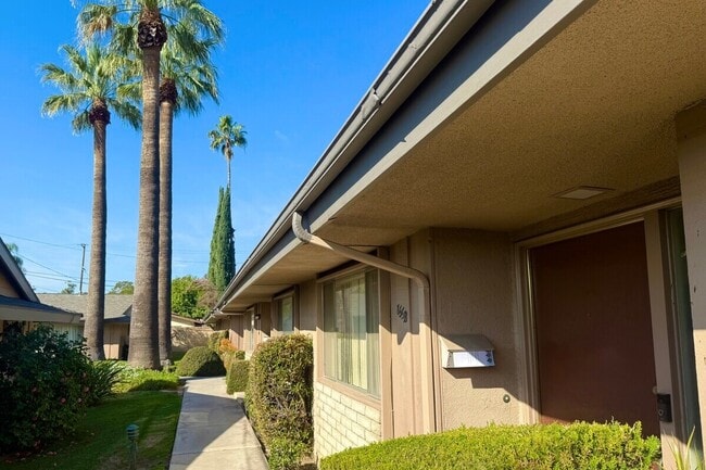 Country Club Villas in San Bernardino, CA - Building Photo - Building Photo