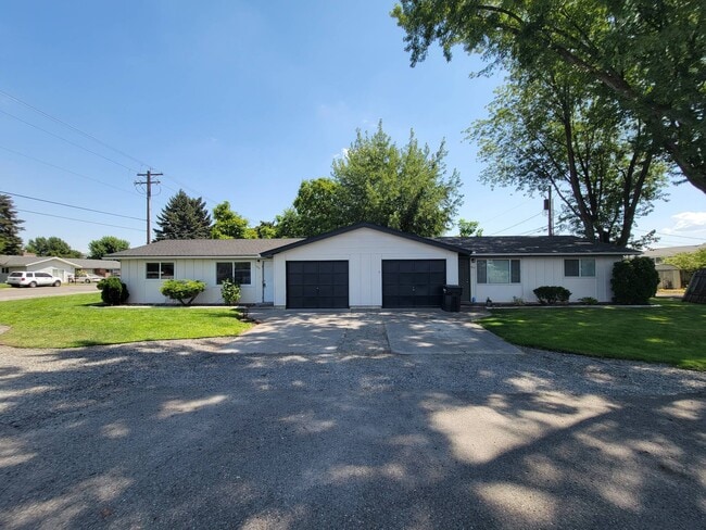 property at 1821 N Rd 32