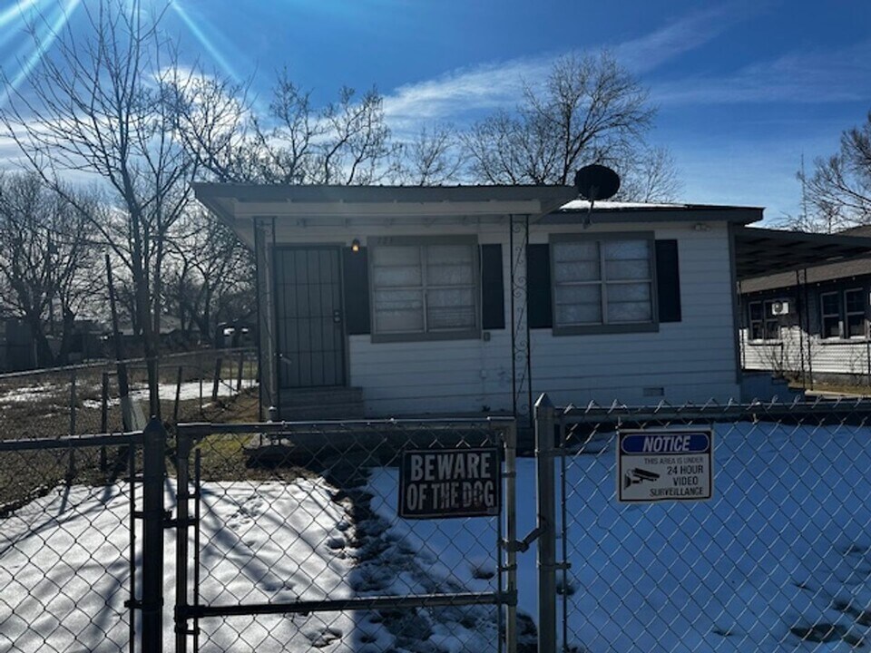 723 W 17th St in Ada, OK - Building Photo