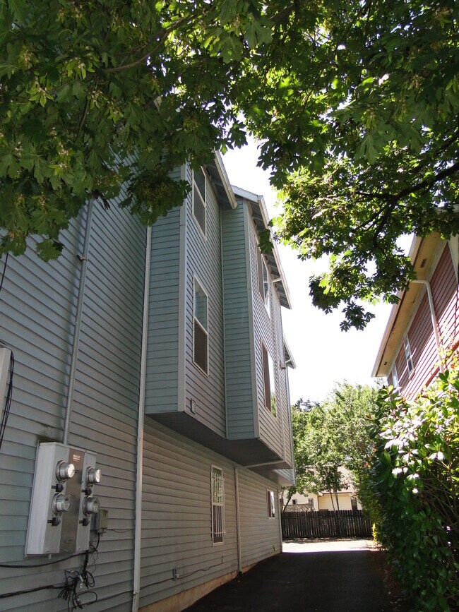 6205 SE 92nd Ave, Unit A in Portland, OR - Building Photo - Building Photo