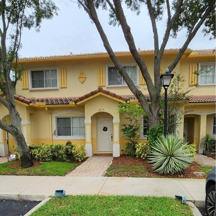 2577 SW 83rd Ter in Miramar, FL - Building Photo