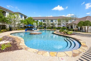 Paramount at Cedar Lodge in Baton Rouge, LA - Building Photo